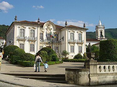 Câmara Municipal e igreja matriz da Lousã.jpg