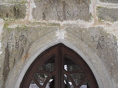 Date sur la porte d'entrée de la chapelle.