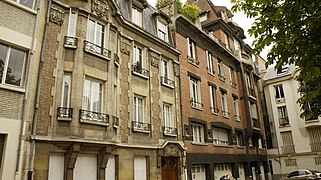 Deux maisons de la cour, le 8, au fond est de Max Sainsaulieu.