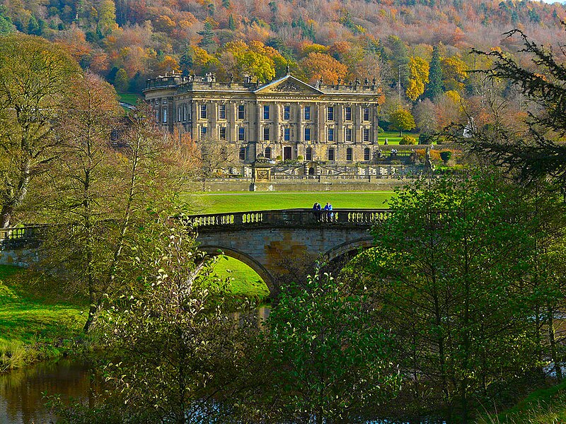 http://upload.wikimedia.org/wikipedia/commons/thumb/2/20/Chatsworth_House_and_Bridge.jpg/800px-Chatsworth_House_and_Bridge.jpg