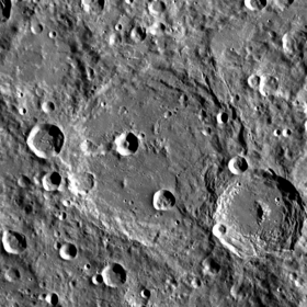 Кратер Чебышёв. Правее и ниже виден вдвое меньший кратер Ленгмюр