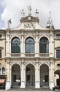 La facciata della chiesa di San Vincenzo con la loggia del Palazzo del Monte di Pietà.