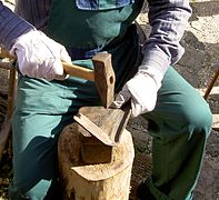 (Meist?) „ehrliches“ Handwerk: Dengeln mit Hammer & Amboss