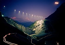 Le chantier de nuit éclairé par un ciel de projecteurs.