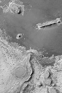 Ce cratère autrefois enfoui a été exhumé par l'érosion. L'image est prise dans le quadrangle d'Ismenius Lacus.