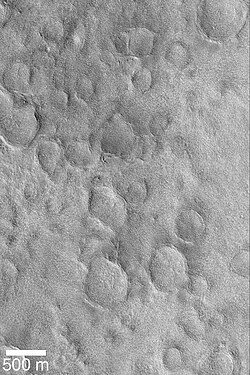 Le sol de l'hémisphère semble lisse parce que les cratères qui le parsèment ont été enfouis. Ici on voit une série de cratères partiellement exhumés. Image prise dans le quadrangle de Cebrenia.
