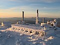 Pressschnee an Gebäuden im Hochgebirge