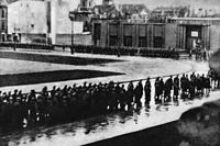 Stefan Bałuk: Smuteční pohřební průvod Franze Kutschery na Adolf-Hitler-Platz (Piłsudského náměstí), 4. února 1944