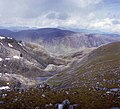 Blick vom Gipfelplateau in das Fhuar-toll Mòr, im Hintergrund der Mòruisg