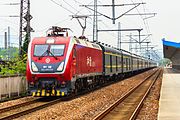 42. KW Die Elektrolokomotive HXD1D 0286 der China Railways mit Personenzug im Bahnhof Nanjing-Ost in der östlichen Provinz Jiangsu (April 2016).