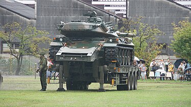 Abgekoppelter Sattelauflieger mit Kampfpanzer Typ 74