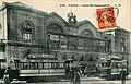 Tramway électrique de la CGPT à la Gare Montparnasse, voisinant avec un antique omnibus