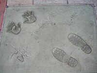 Impresiones de de manos y pies de Johnny Depp, en las afueras del Grauman's Chinese Theatre.