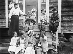 Kallojärven kylän lapsia. Kittilä, 1920.