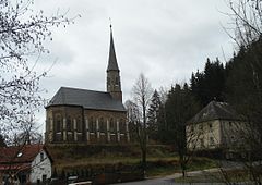 Die Kleinziegenfelder Maria-Hilf-Kapelle mit Pfarrhaus (rechts)