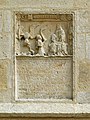 Relief- und Inschriftenplatte in der Südfassade der Basilika Notre-Dame in L’Épine