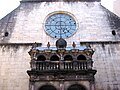 La façade et le porche de la chapelle du collège.