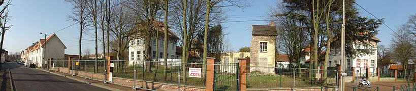 La maison du directeur et une partie du groupe scolaire.