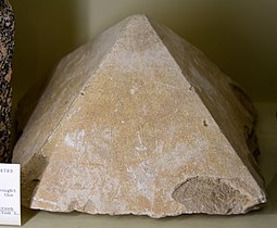 Piramida iz apnenca, za katero je Petrie domneval, da je služila za model Havarske piramide; Havara, Egipt, zdaj Petriejev muzej egipčanske arheologije, London
