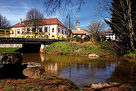 Centrum met gemeentehuis en rivier Lizaine