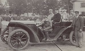 Photo d'un conducteur et de son mécanicien embarqué, prenant la pause au volant de leur véhicule.