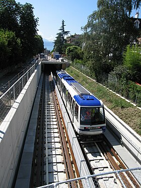 Une rame entrant dans la station, lors d'une marche d'essais en 2007.