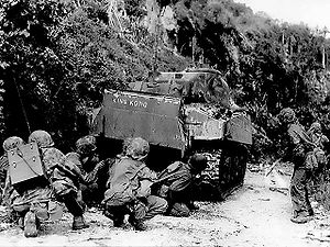Морские пехотинцы зачищают север острова. 8 июля 1944 г.