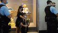 晚上8時許，母親帶同兩名年幼兒子手持鮮花在銅鑼灣崇光百貨外亦被警員包圍截查[43]