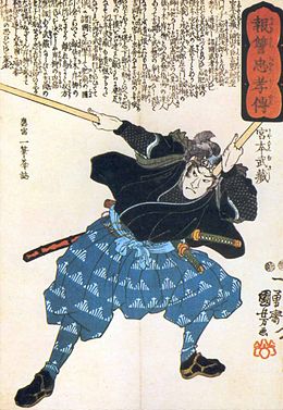 Estampe japonaise représentant un homme en armure avec deux sabres de bois, en position de combat.