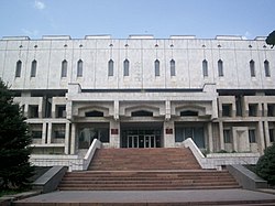 Sisäänkäynti Kirgisian kansalliskirjastoon.