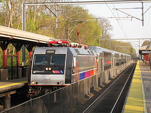 New Jersey Transit ALP-46 4626 ведет поезд 3270 на станцию ​​Мидлтаун.