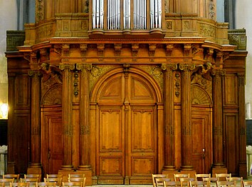 Portal below the case of the organ