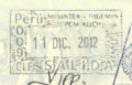 紐西蘭護照上的秘魯利馬機場出境印章，底部為英國入境印章的一部分，右側為智利印章的一部分。