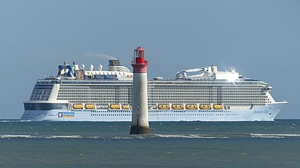 L' Anthem of the Seas de la Royal Caribbean International vient de quitter La Rochelle, et passe devant le phare de Chauveau le 6 septembre 2022[18].