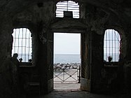 La spiaggia vista dall'interno della chiesetta di Piedigrotta