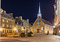 La Place Royale es una plaza pública situada en el centro histórico de la capital de Quebec, Canadá. Es el punto más antiguo de la ciudad, donde Samuel de Champlain (considerado el «padre de Nueva Francia») construyó el primer asentamiento galo en 1608. En la imagen se muestra la plaza y la Iglesia de Nuestra Señora de la Victorias, construida a partir de 1688 en el mismo lugar del asentamiento de Champlain. Por Wilfredor.