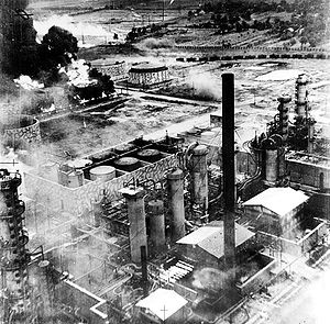 O campo de petróleo de Ploiești, em 1943, sendo bombardeado pelos Aliados.