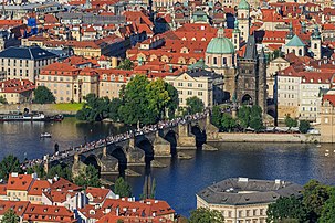 Le pont Charles, sa tour gothique et l'église Saint-Nicolas, dans la Vieille Ville de Prague, vus de la tour de Petřín. (définition réelle 5 021 × 3 347)