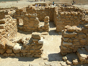English: Remains of living quarters at Qumran.