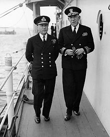 Bertram Ramsay (à gauche) et l'amiral américain John Hall (à droite) à bord de l'USS Ancon, le 25 mai 1944.