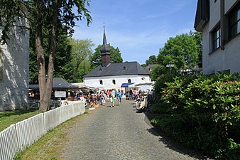 Burgplatz met Antoniuskapelle in Denklingen