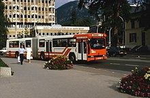 Photographie en couleurs d’un autobus articulé avec la livrée de 1980.