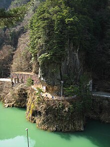 山清路橋（上）・新山清路橋（中央）・山清路トンネル（下）を高台の展望台から望む。