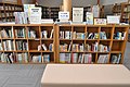 新刊本（右）、愛知県図書館貸出文庫（左）