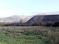 Schieferhalden am Rand von Penrhyn Quarry bei Mynydd Llandegai. Im Hintergrund kann man Bethesda erkennen.