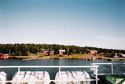 The soothern end o Storsottunga as seen frae a passin ferry in 2004
