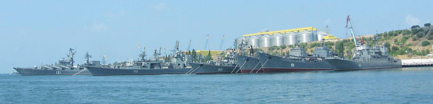 Неки велики бродови совјетске и руске Црноморске флоте у Севастопољу, август 2007.