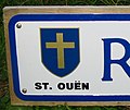 Blason paroissial avec orthographe jersiaise du nom de la paroisse sur une plaque de rue.