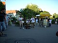 Straatmuzikanten en toeristen op het eiland.