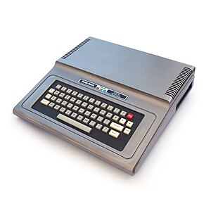 Цветной компьютер TRS-80 1 спереди справа.jpg